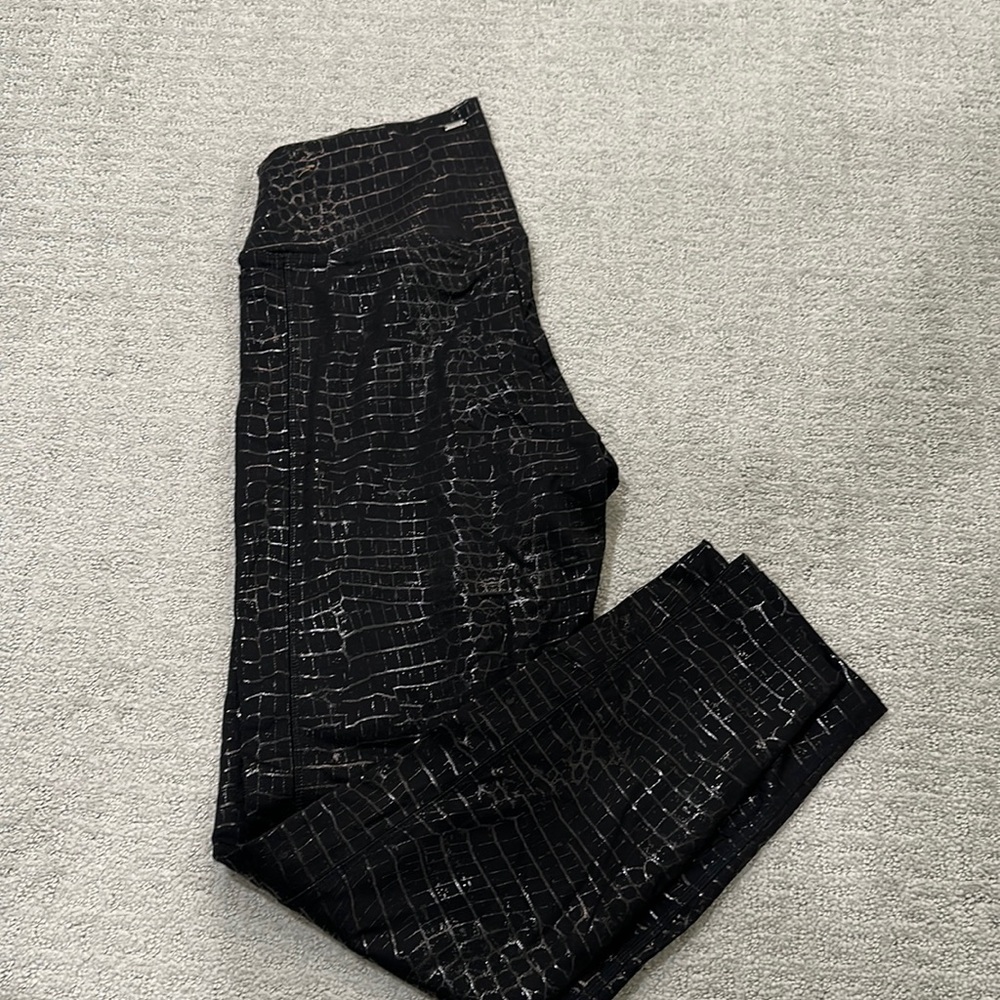 Crocodile print VS PINK leggings